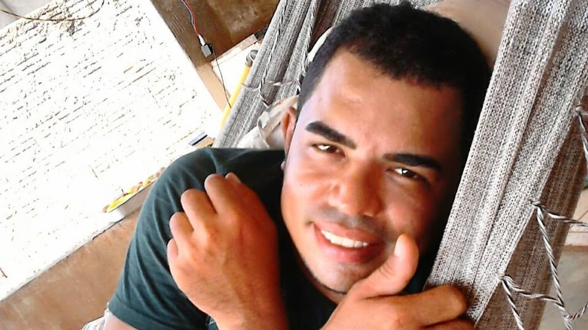 Homem é esfaqueado e morre após cair de ambulância em movimento