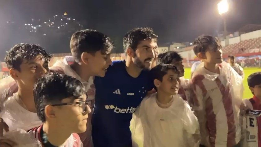 Lucas Silva atende torcida mirim do Villa Nova após vitória do Cruzeiro