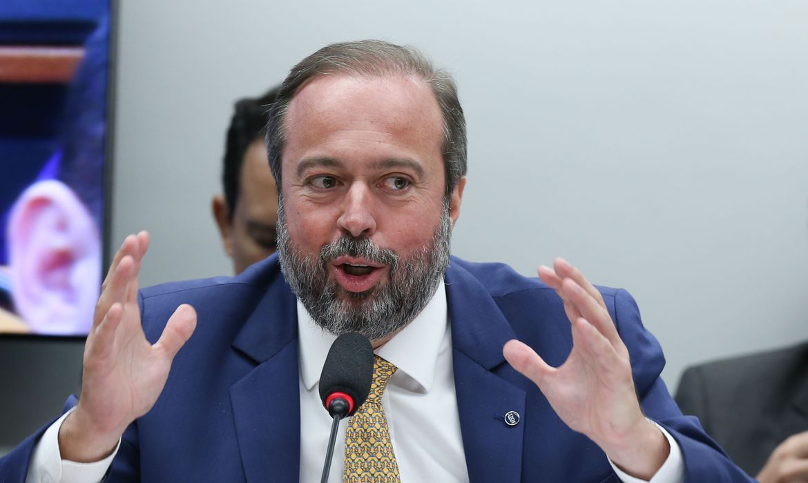 Silveira chega a Davos com missão de mostrar potencial da transição energética brasileira