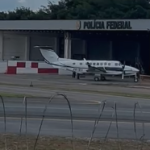 Silvinei Vasques chega a Brasília em avião da PF