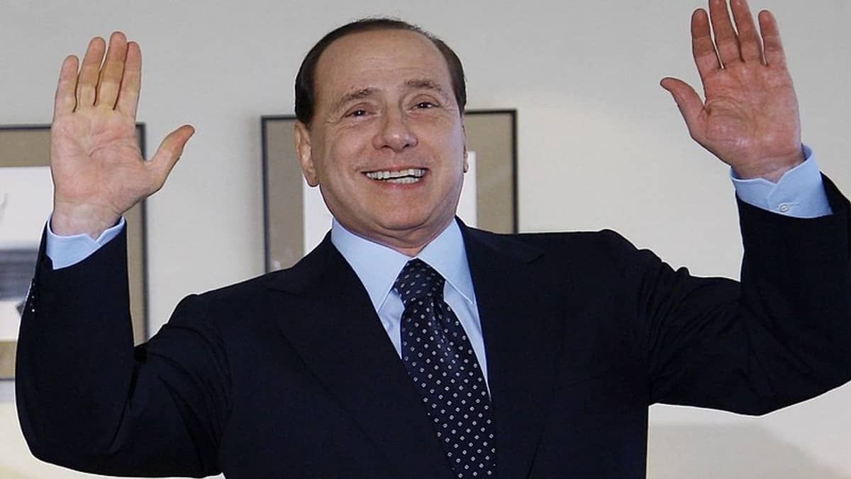 Luxúria, escândalos sexuais e ex-dono do Milan: relembre a vida do bilionário Silvio Berlusconi
