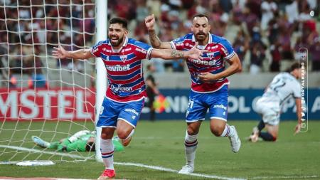 Silvio Romero comemora gol marcado contra o San Lorenzo, pela Copa Sul-Americana