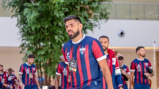 Silvio Romero e a delegação do Fortaleza a caminho do estádio Defensores del Chaco para jogo contra o Libertad