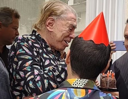 Em seu aniversário, Silvio Santos recebe fãs na porta de casa e fala sobre volta ao SBT; vídeos
