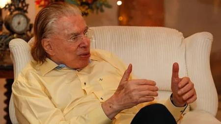 Silvio Santos foi afastado da apresentação de programas televisivos por motivos de saúde