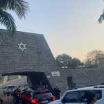 Vídeo: mesmo com velório privado, fãs vão à porta de cemitério para se despedir de Silvio Santos em SP