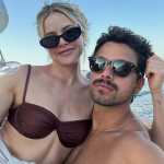 Rodrigo Simas posa pelado com Agatha Moreira e arranca suspiros na web: 'Cabe mais um?'