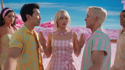 Simu Liu, Margot Robbie e Ryan Gosling em 'Barbie'
