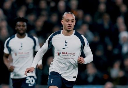 Xavi Simons em ação pelo Tottenham Hotspur na temporada 2025/2026