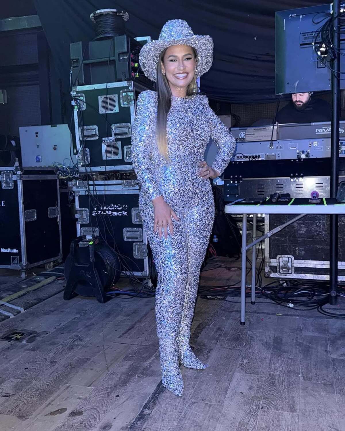 De casa, Simone Mendes vibra ao assistir especial sertanejo da TV Globo: 'Tu é doida'