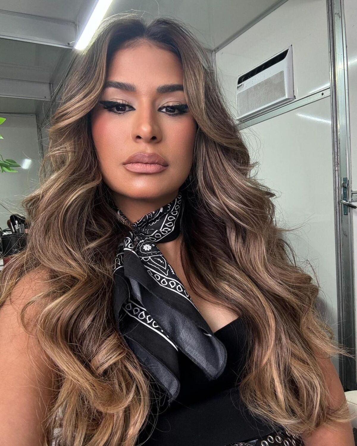 Simone Mendes ganha presente inusitado de fã e sensualiza na web: 'Que gostoso'
