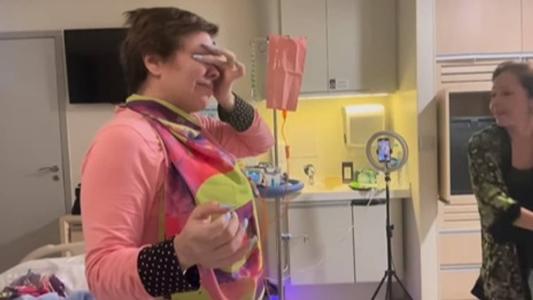 Simony chora durante sessão de psicodançaterapia em hospital