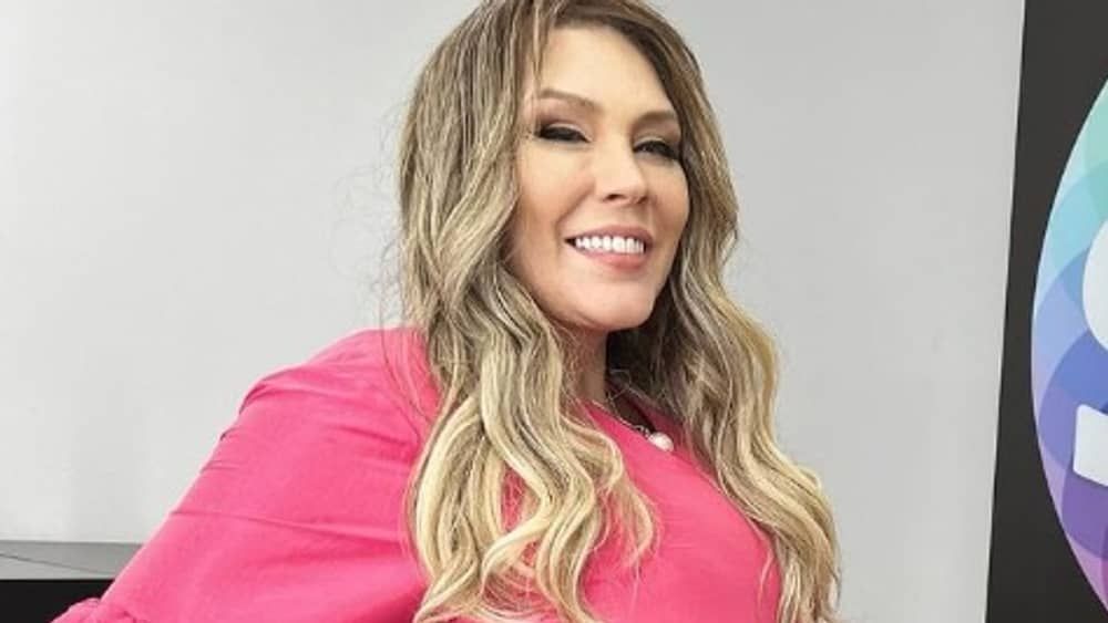 Simony mostra crescimento dos cabelos após fim da quimioterapia