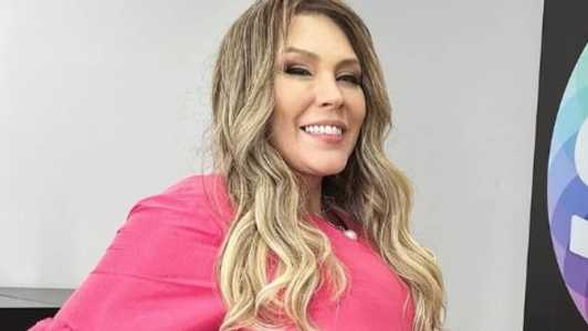 Simony exibiu cabelos após fim do tratamento de câncer
