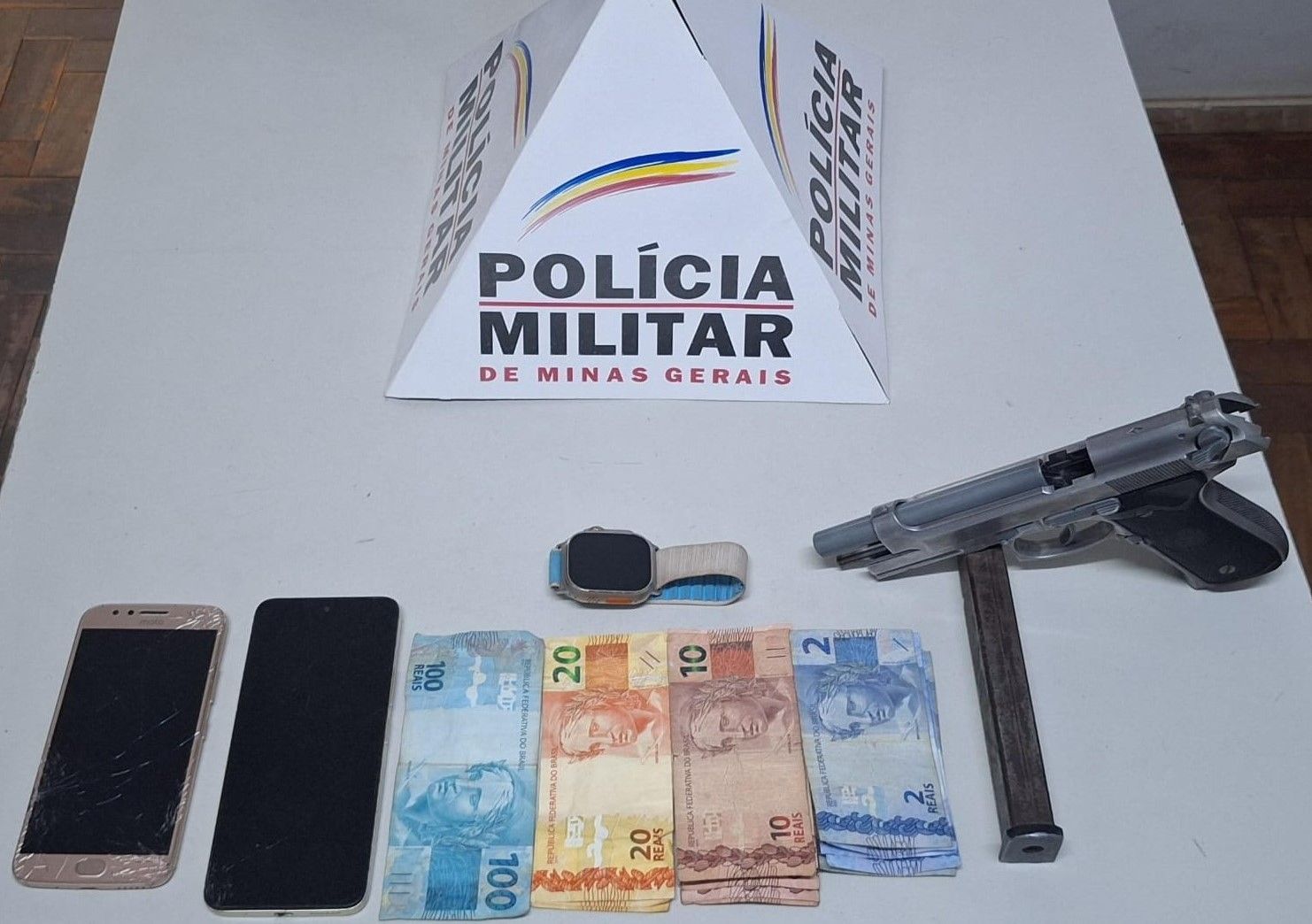 Adolescentes são detidos após roubo a lanchonete em Itabirito