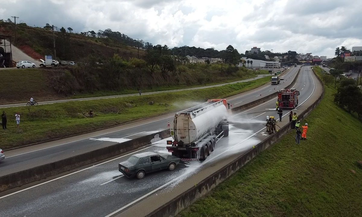 Bombeiros fazem balanço positivo de treinamento conjunto na BR-040 em Barbacena (MG)
