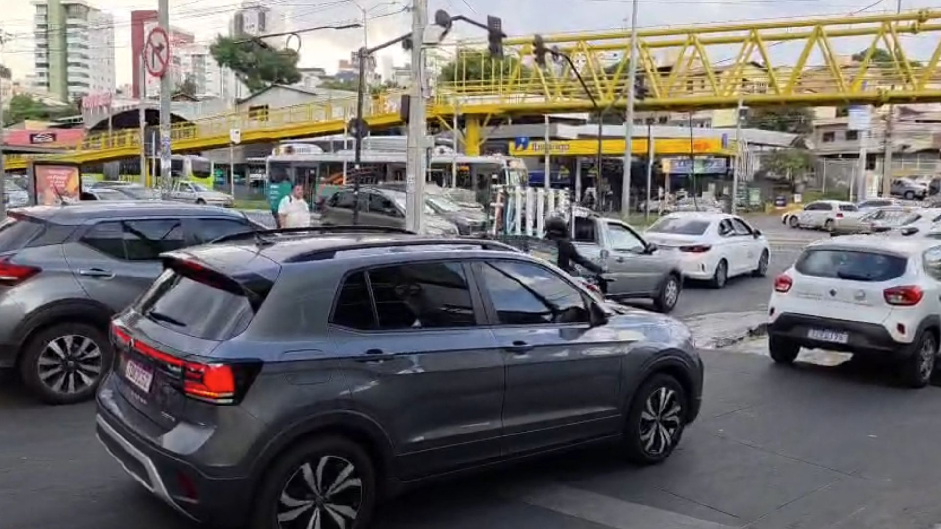 Sinais estragados em BH deixam trânsito caótico na Avenida Cristiano Machado; veja