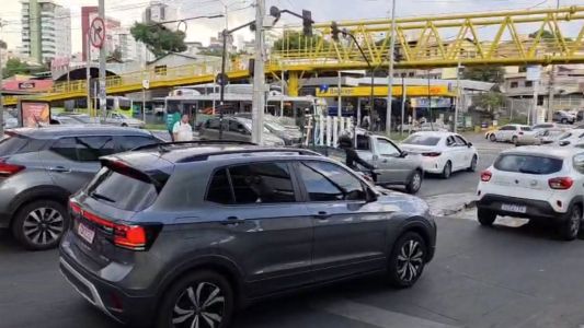 Sinais estragados em BH deixam trânsito caótico na Cristiano Machado