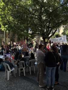 Durante toda a reunião, cerca de 200 trabalhadores em educação se reuniram na porta da SMPOG, em vigília