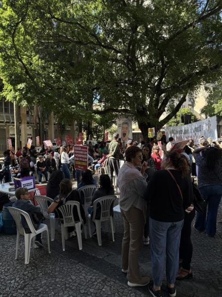 Durante toda a reunião, cerca de 200 trabalhadores em educação se reuniram na porta da SMPOG, em vigília
