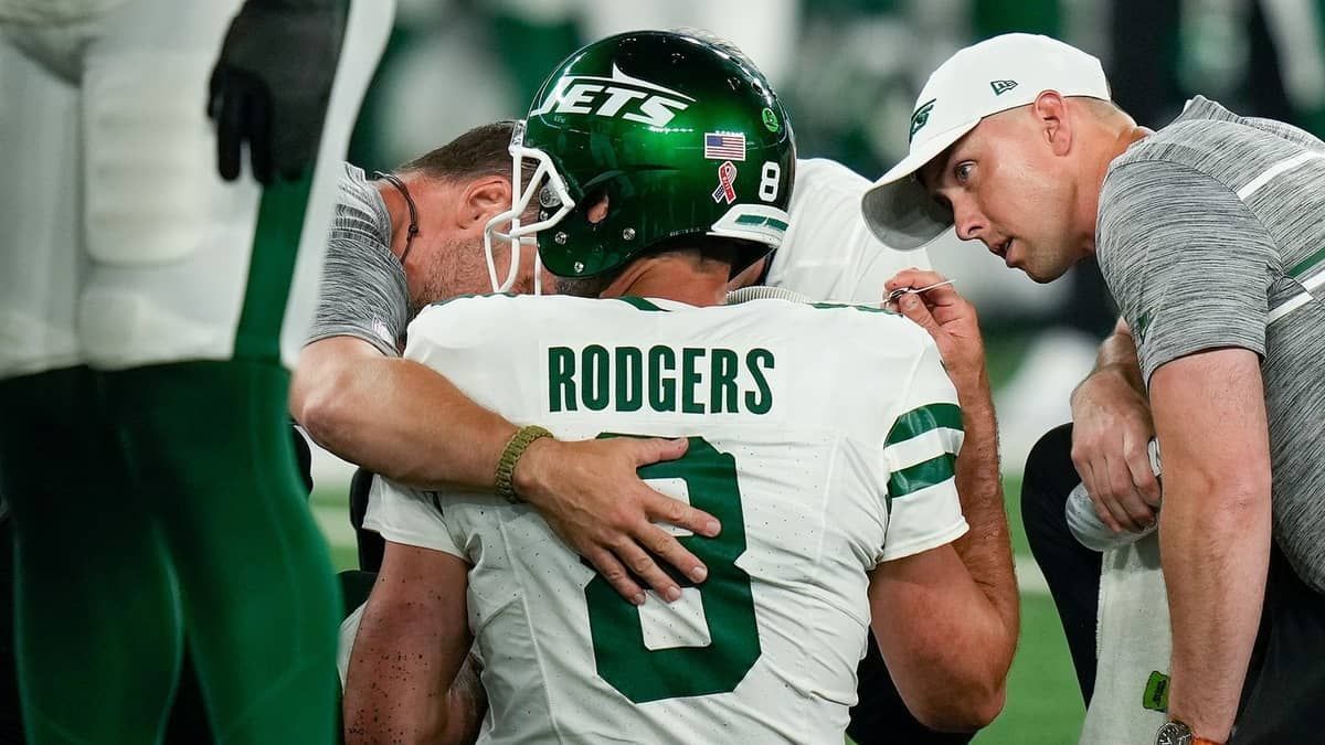 NFL: após lesão de Aaron Rodgers, sindicato pede o fim da grama sintética