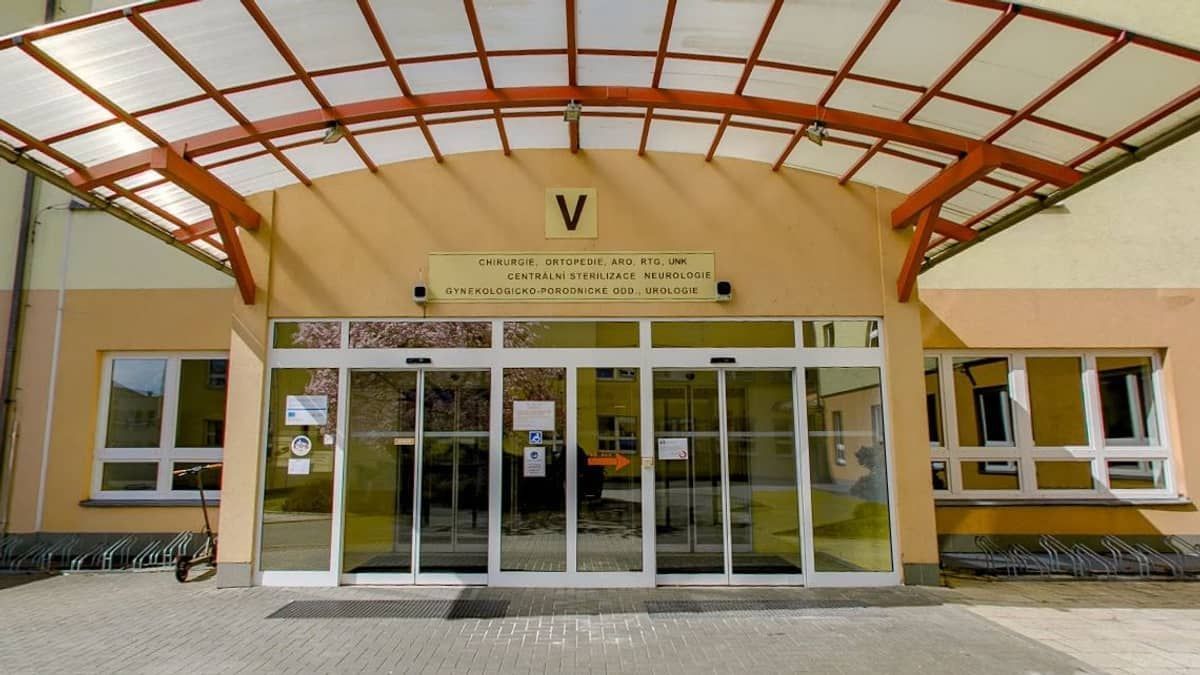 Criança com síndrome de Rapunzel é salva por médicos após comer grande quantidade de cabelo  