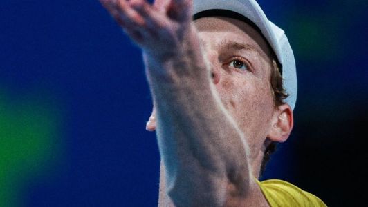Jannik Sinner em vitória sobre Tomas Machac no ATP 500 de Doha 2026