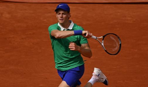 Jannik Sinner em vitória nas quartas de final de Roland Garros 2025