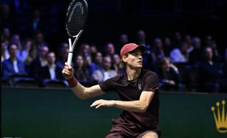 Jannik Sinner durante o Masters 1000 de Paris 2025