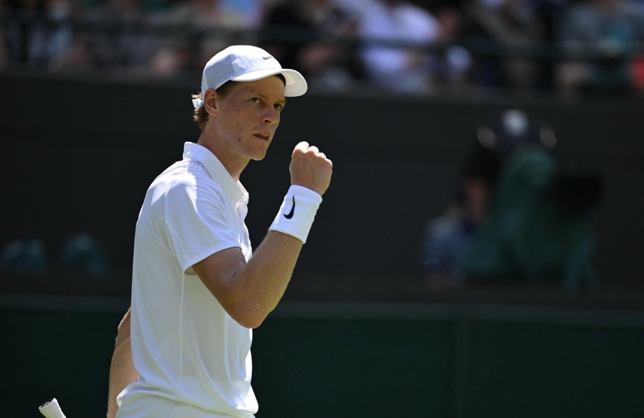 Sinner arrasa na estreia em Wimbledon e mostra força após decepcionar em Roland Garros