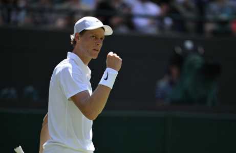 Jannik Sinner comemora vitória na estreia em Wimbledon 2025