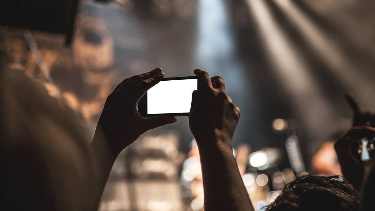 Foliões em Minas Gerais terão serviço gratuito de bloqueio de celular em caso de furto ou roubo 