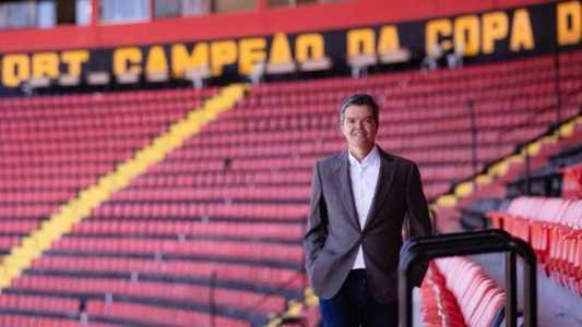 Felipe Ximenes, novo CEO do Sport, posa par foto na Ilha do Retiro
