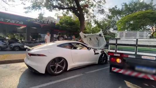 Situação inusitada foi flagrada na avenida Barão Homem de Melo