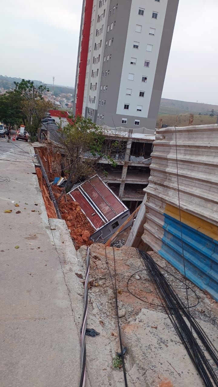 Muro de prédio em construção desaba em São José dos Campos (SP)