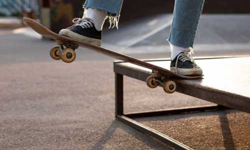 Andando de skate Freepik