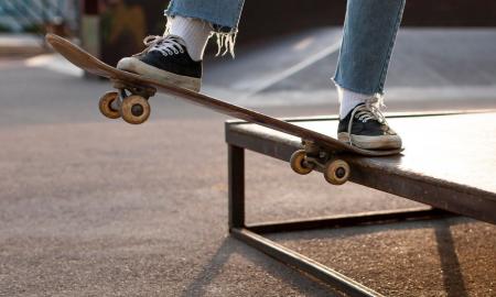 Andando de skate Freepik