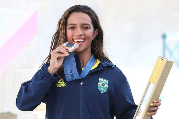 Rayssa Leal é ovacionada em Paris após conquista de bronze