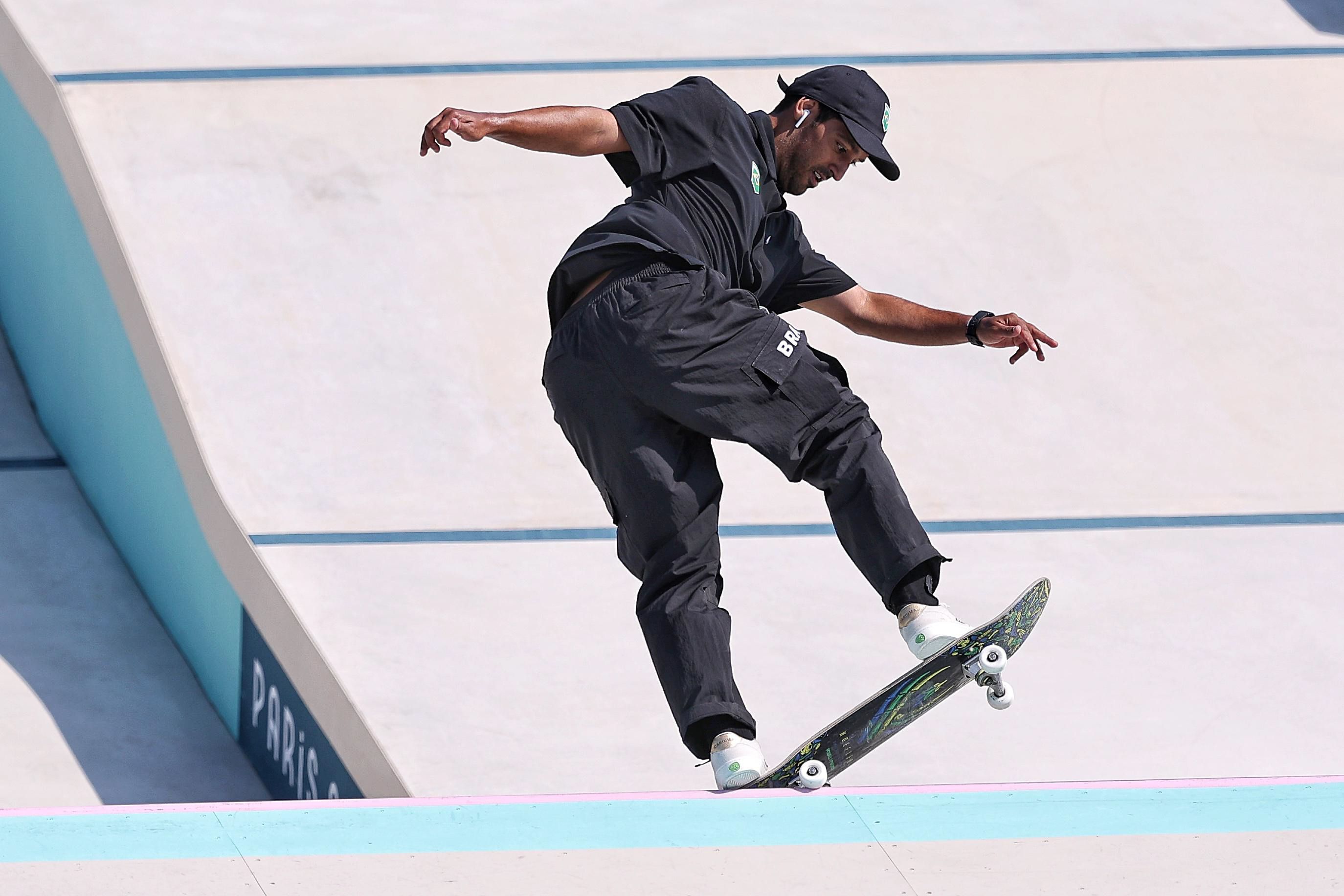 Kelvin Hoefler vai bem e avança à final do Skate Street em Paris 2024