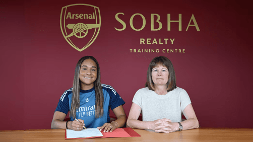 Olivia Smith (à esquerda) assina contrato com o Arsenal