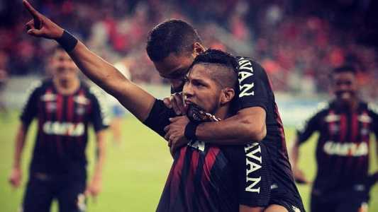 Rony em partida pelo Athletico-PR
