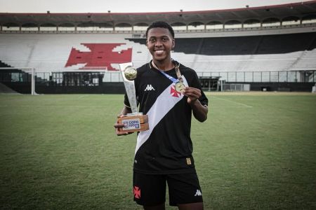 Igor Toledo carrega título da Copa Rio pelas categorias de base do Vasco