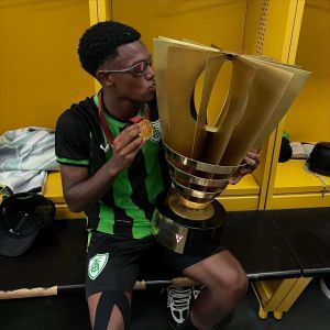 Paulinho com troféu do Campeonato Mineiro