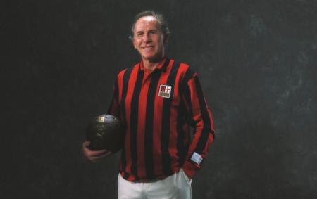 Franco Baresi em posa com uniforme do Milan