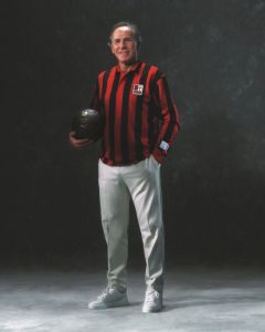 Franco Baresi em posa com uniforme do Milan