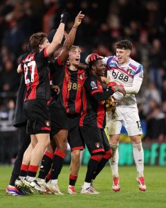 Kepa (dir) em celebração juntos de jogadores do Bournemouth