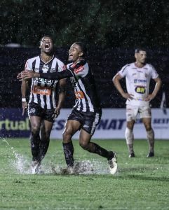 Lincoln (esq) em partida pelo Athletic
