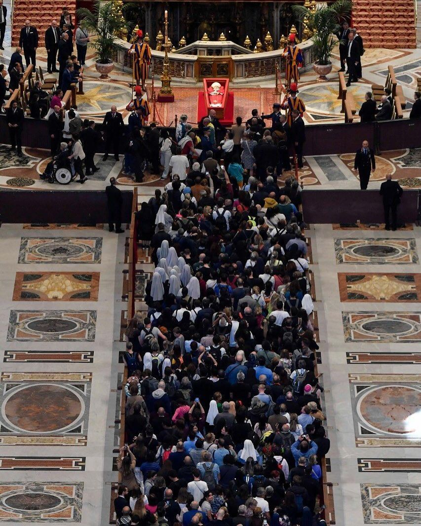 Caixão do papa Francisco será fechado às 15h desta sexta (25)