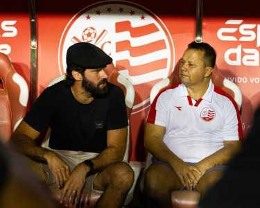 Alisson Becker (esq) antes de jogo do Náutico, pela Série C