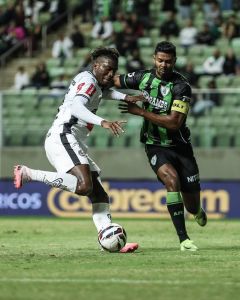 Jogadores de América e Athletic em duelo pelo Campeonato Brasileiro